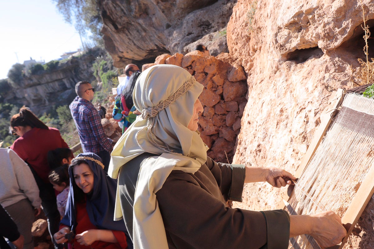 Cientos de personas se han acercado hoy, un año más, a disfrutar del espectacular Belén viviente de Los Tablones