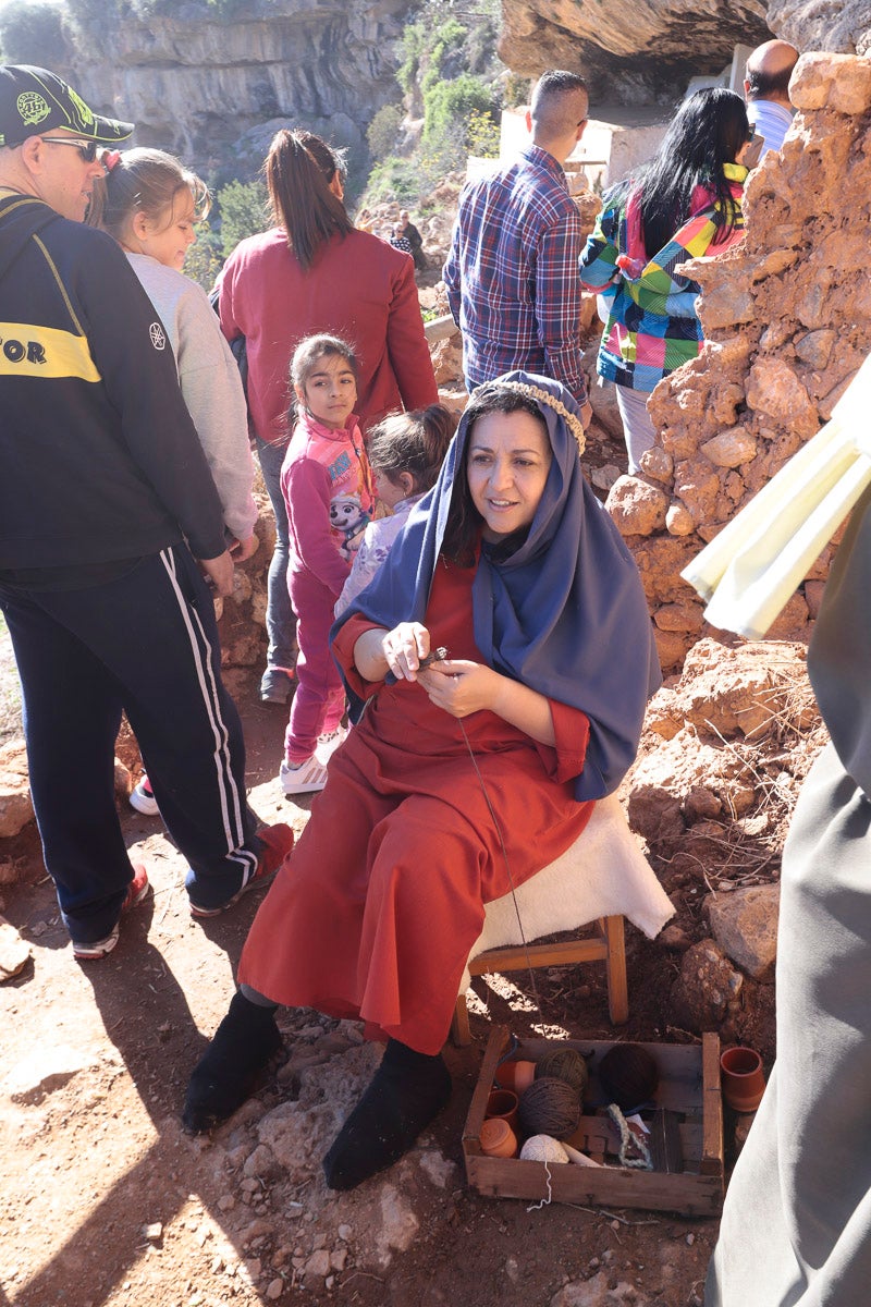 Cientos de personas se han acercado hoy, un año más, a disfrutar del espectacular Belén viviente de Los Tablones