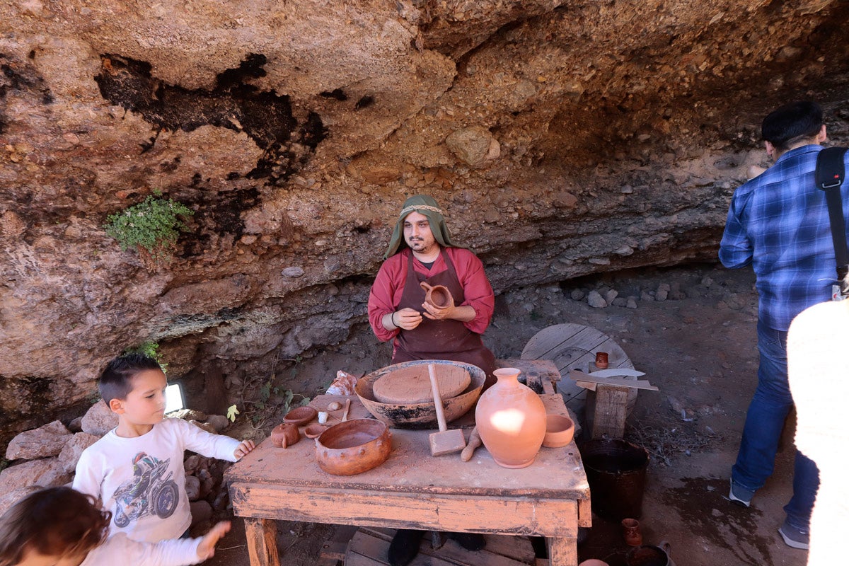 Cientos de personas se han acercado hoy, un año más, a disfrutar del espectacular Belén viviente de Los Tablones