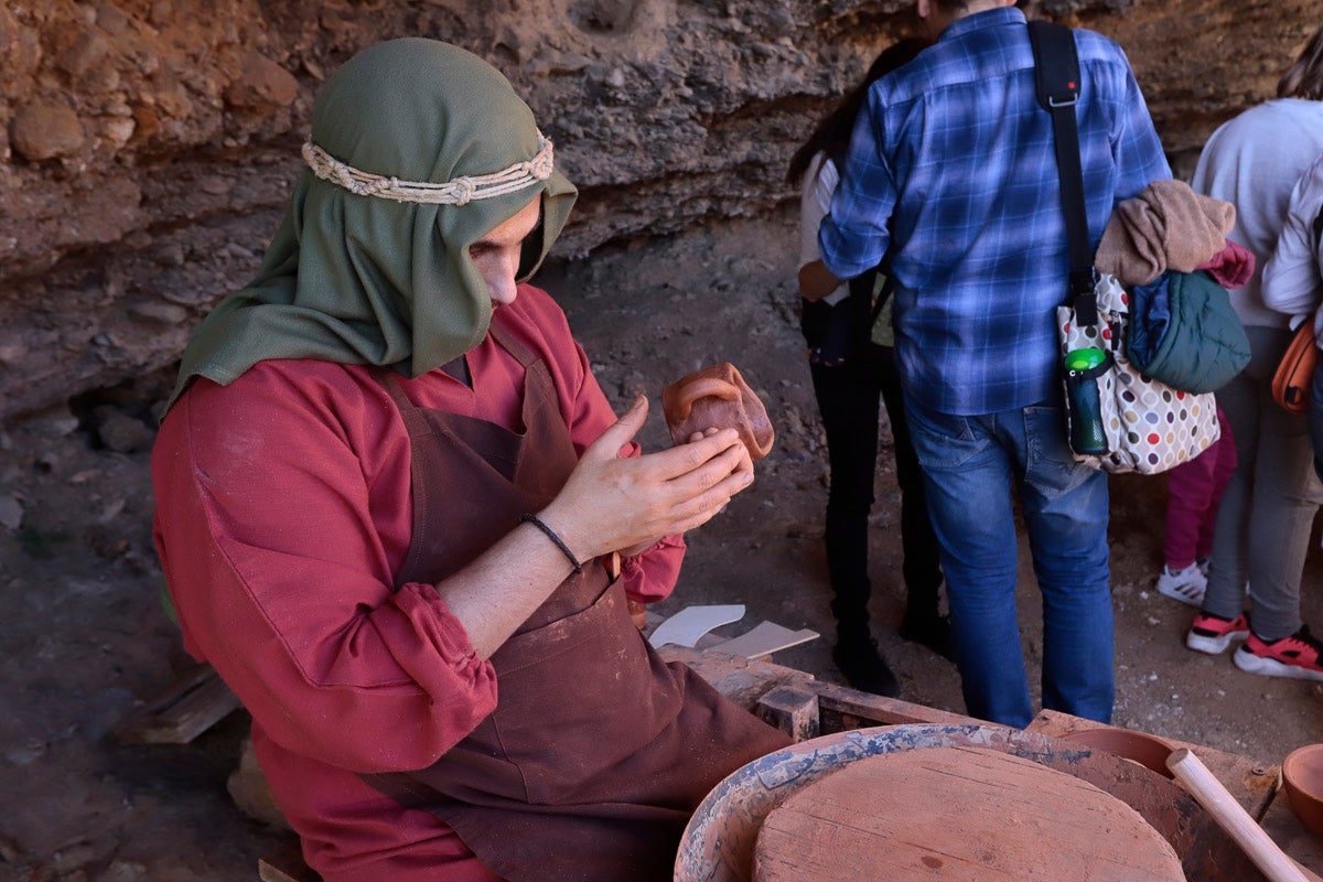 Cientos de personas se han acercado hoy, un año más, a disfrutar del espectacular Belén viviente de Los Tablones