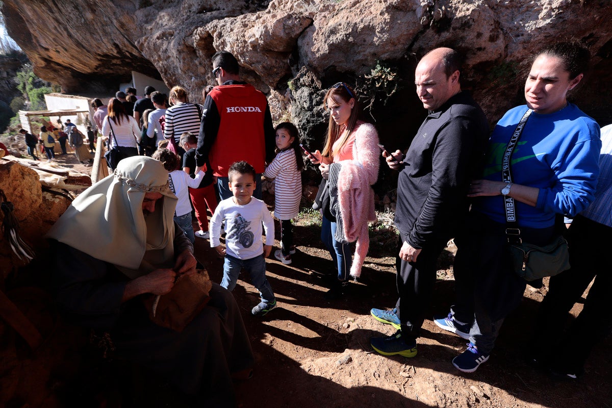 Cientos de personas se han acercado hoy, un año más, a disfrutar del espectacular Belén viviente de Los Tablones