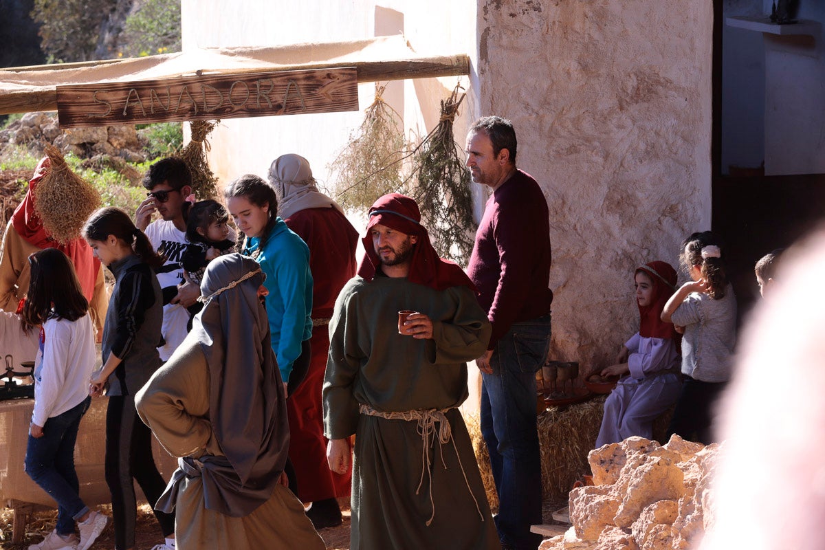 Cientos de personas se han acercado hoy, un año más, a disfrutar del espectacular Belén viviente de Los Tablones