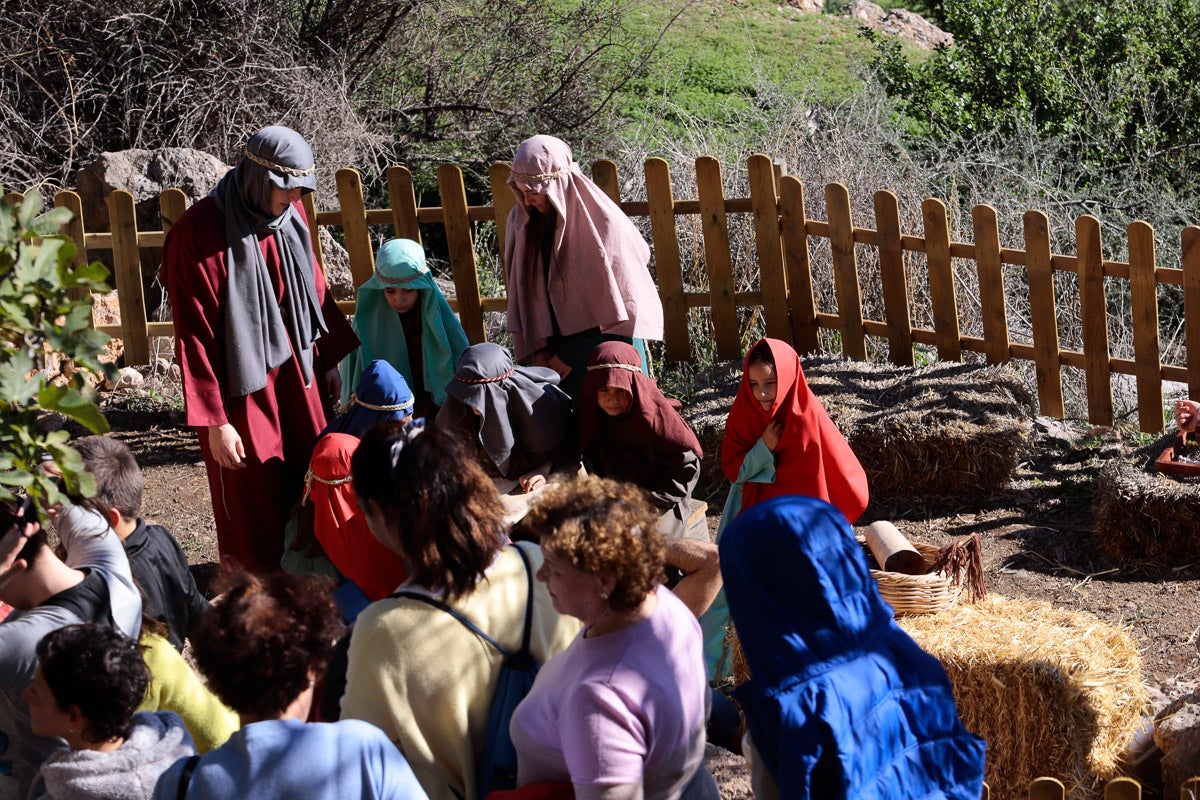Cientos de personas se han acercado hoy, un año más, a disfrutar del espectacular Belén viviente de Los Tablones