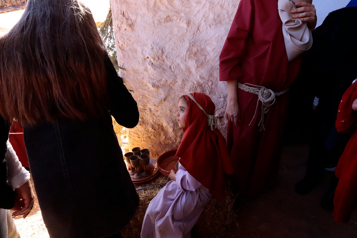 Cientos de personas se han acercado hoy, un año más, a disfrutar del espectacular Belén viviente de Los Tablones