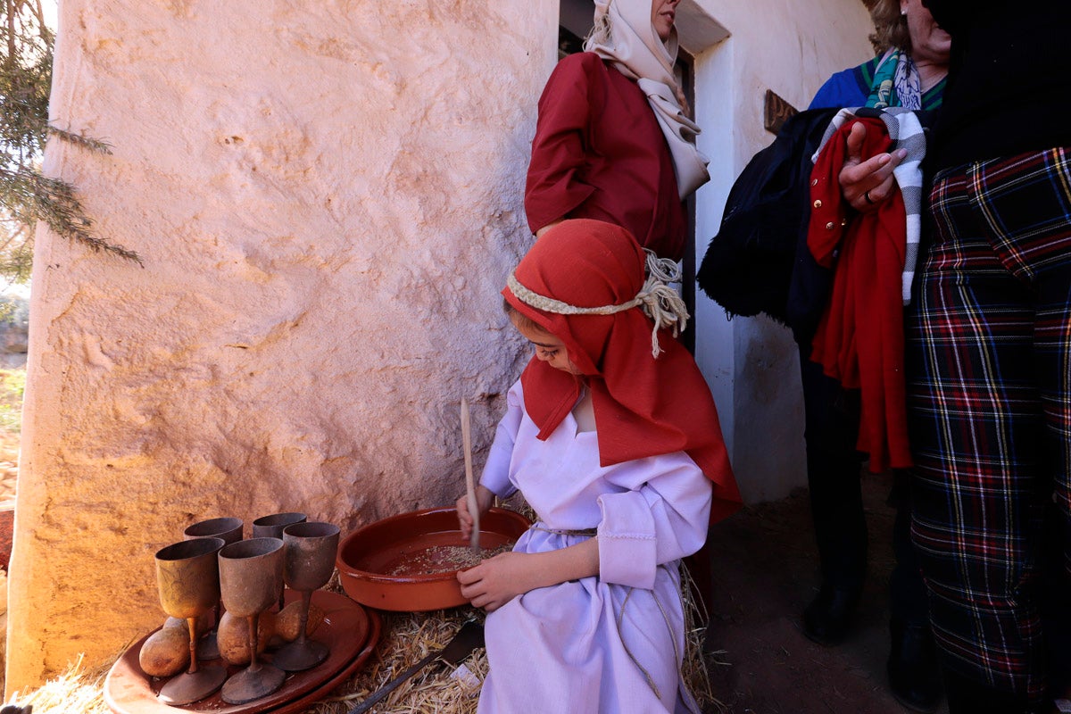 Cientos de personas se han acercado hoy, un año más, a disfrutar del espectacular Belén viviente de Los Tablones