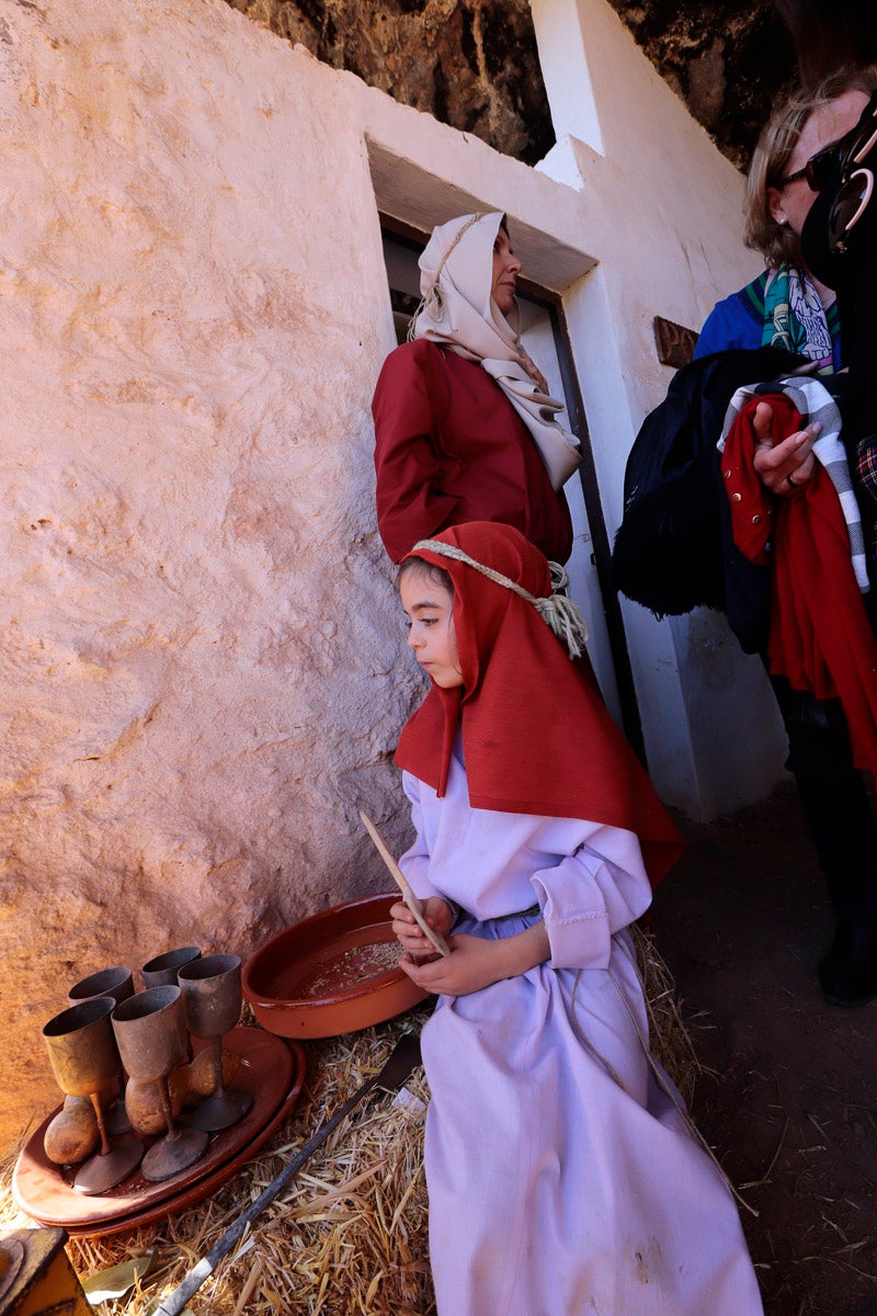 Cientos de personas se han acercado hoy, un año más, a disfrutar del espectacular Belén viviente de Los Tablones