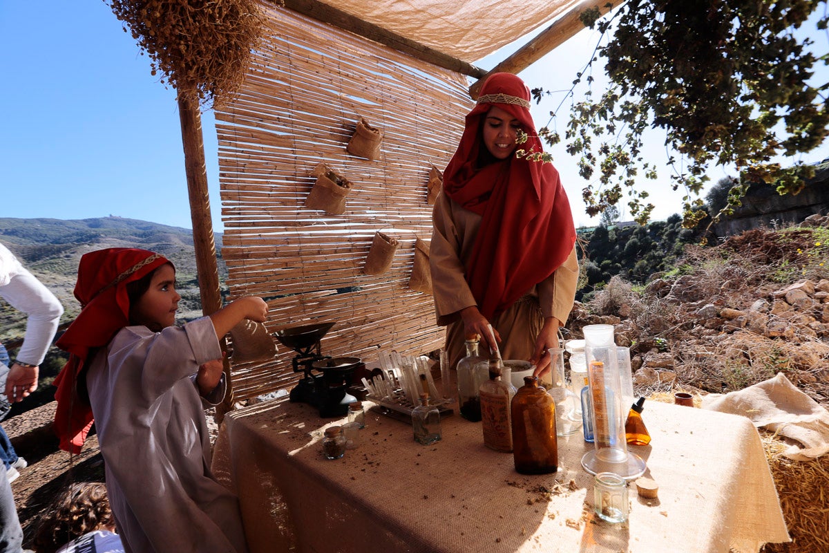 Cientos de personas se han acercado hoy, un año más, a disfrutar del espectacular Belén viviente de Los Tablones