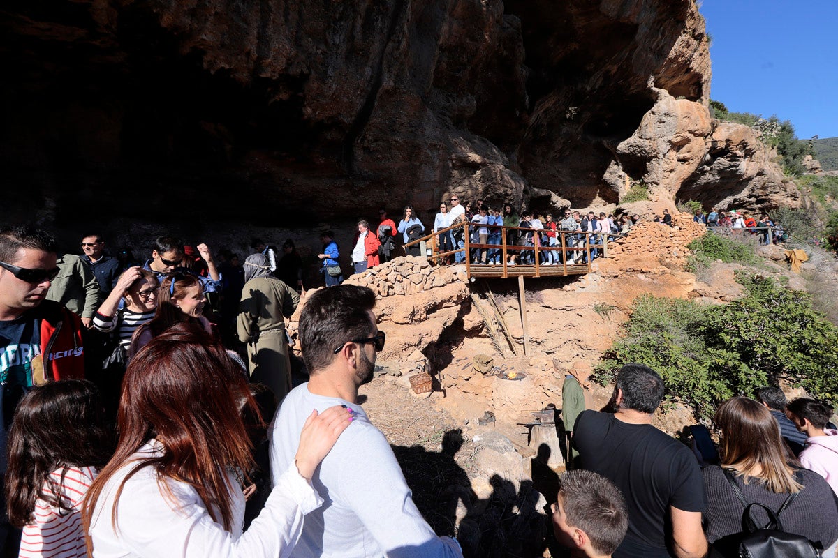 Cientos de personas se han acercado hoy, un año más, a disfrutar del espectacular Belén viviente de Los Tablones