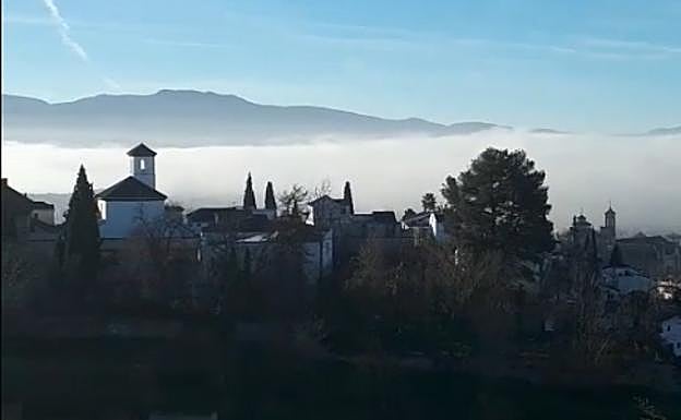 Granada cubierta de niebla, vista desde el Mirador de San Cristóbal