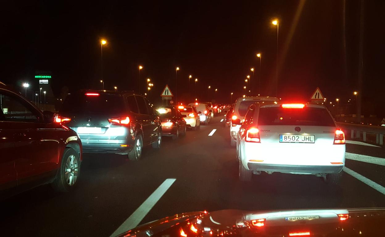 Accidente en Granada | Una colisión entre cinco coches provoca un atasco de más de 10 kilómetros en la Ronda Sur y la Circunvalación