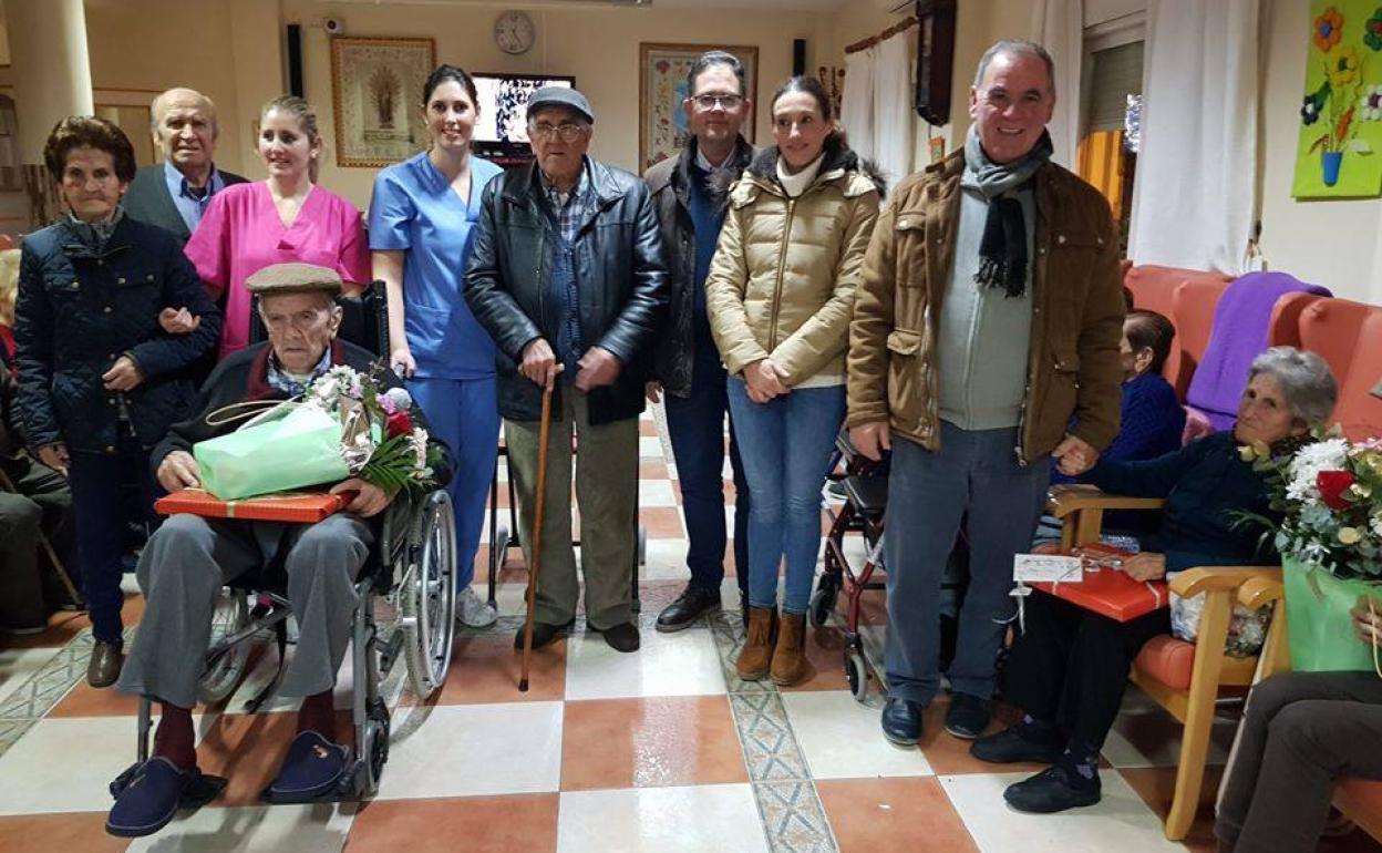 El alcalde y los concejales en el homenaje a uno de los mayores. 