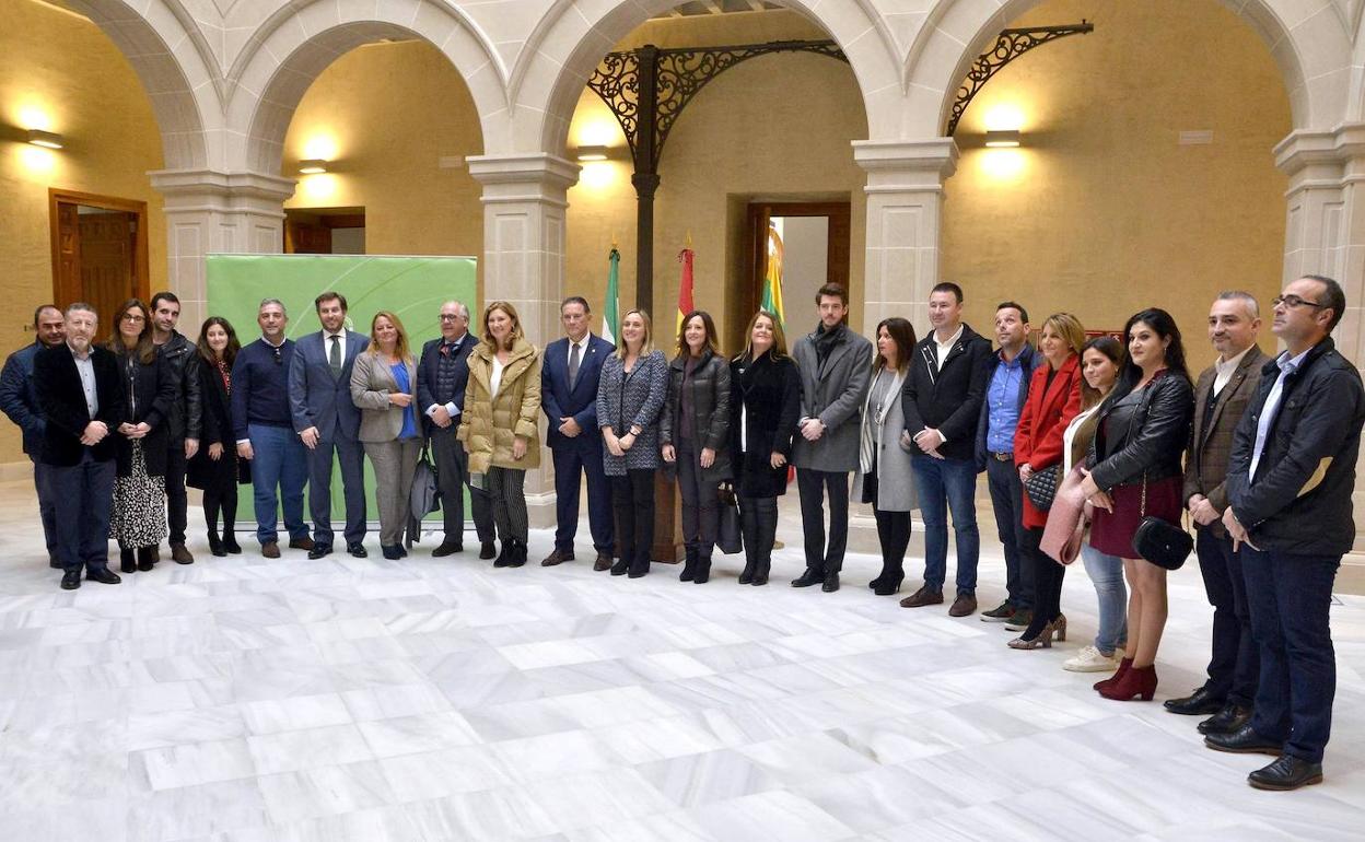Autoridades municipales y autonómicas en la visita institucional para la entrega de la obra. 