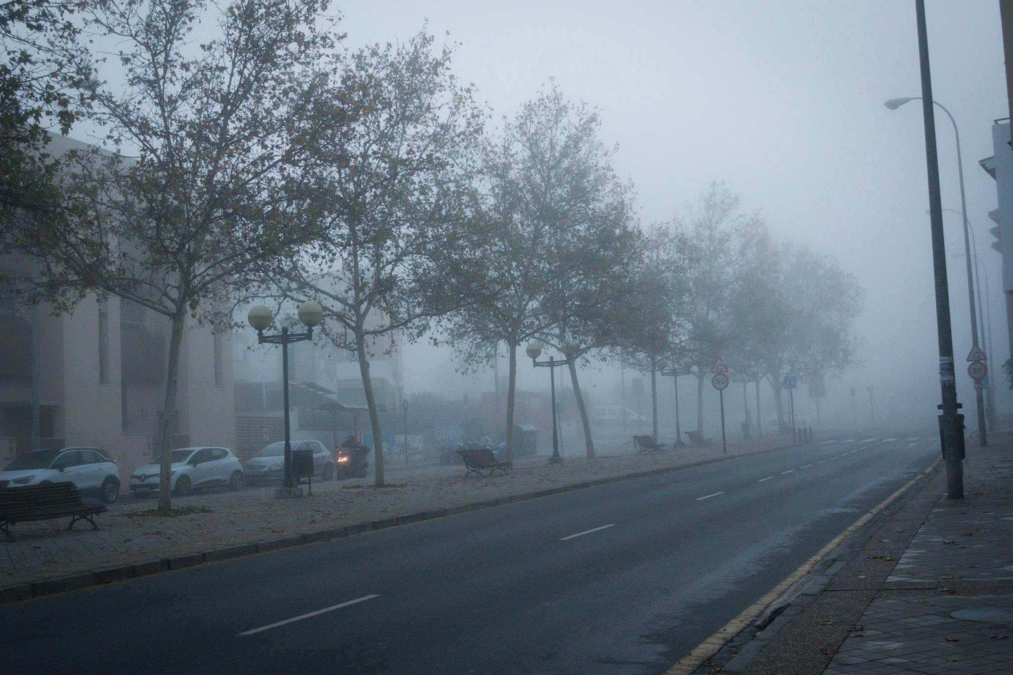 Las vacaciones escolares han permitido que no haya tráfico denso en la Circunvalación a pesar de la densa niebla que hay este lunes, 23 de diciembre de 2019, en la capital y el área metropolitana 