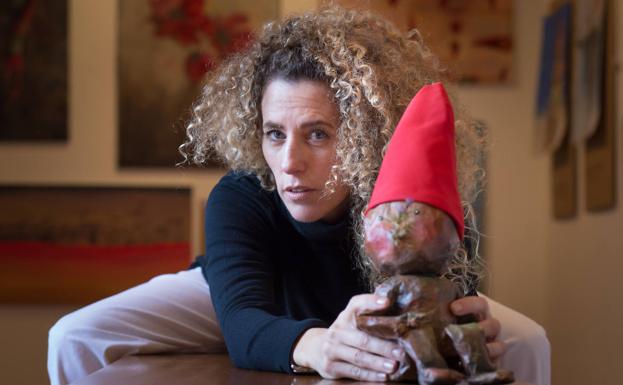 Mara García de Redín posa con una escultura del popular personaje Pinocho que expone en el Carmen de Max Moreau.