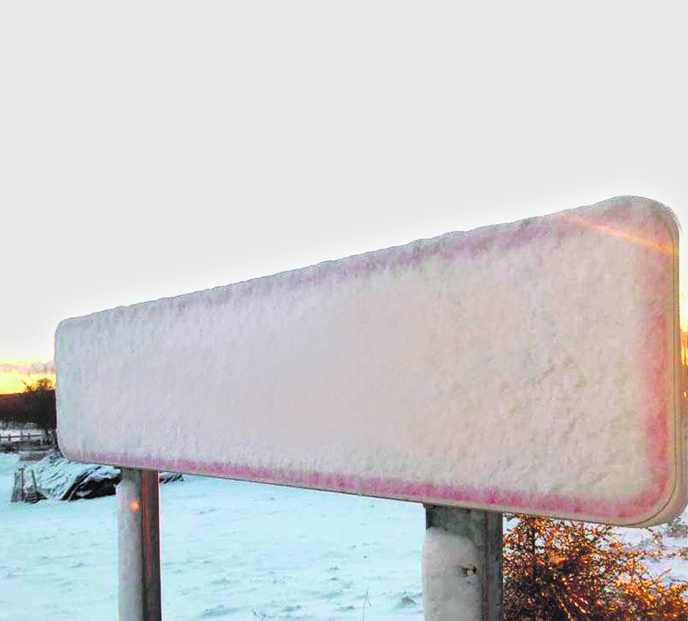 Esta señal podría ser la de cualquiera de los pueblos que tienen el frío metido en su nombre, desde Yelo a Rascafría o Nevada.