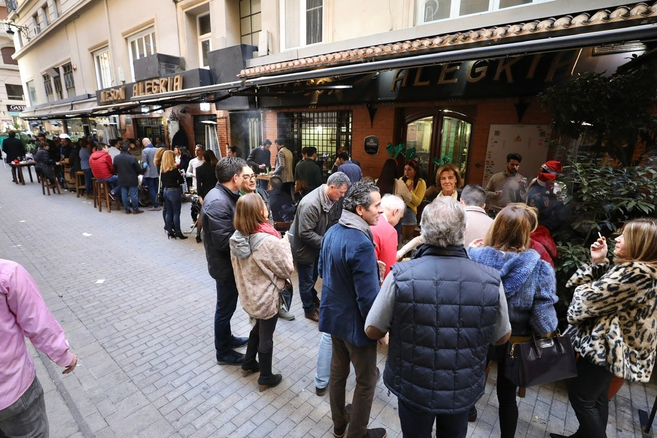 Miles de personas se han reuinido en locales del centro de la ciudad para apurar, entre bebidas, comida y amigos, las últimas horas antes de las clásicas cenas familiares