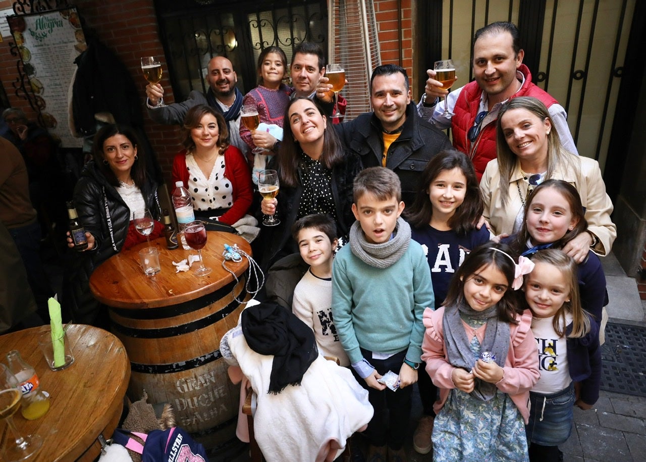 Miles de personas se han reuinido en locales del centro de la ciudad para apurar, entre bebidas, comida y amigos, las últimas horas antes de las clásicas cenas familiares