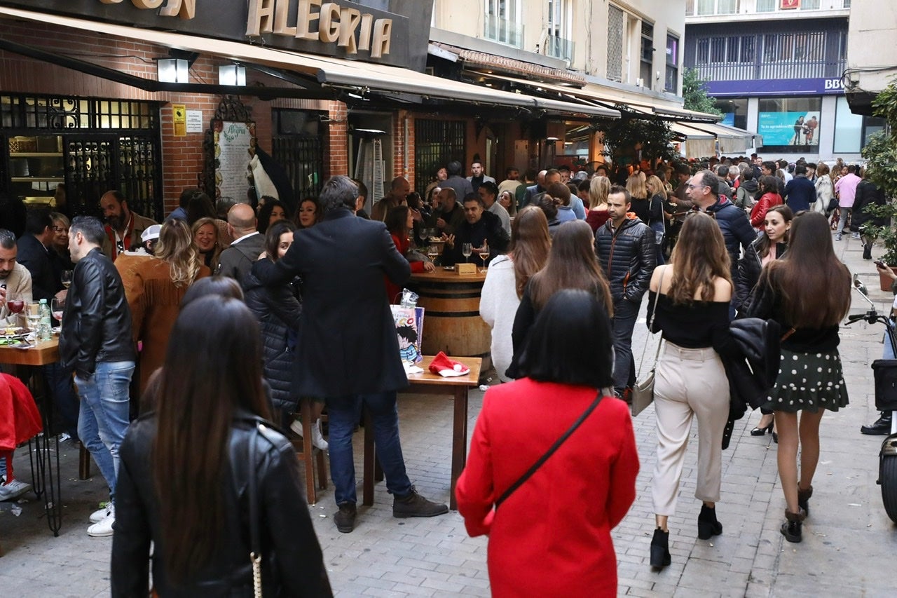 Miles de personas se han reuinido en locales del centro de la ciudad para apurar, entre bebidas, comida y amigos, las últimas horas antes de las clásicas cenas familiares