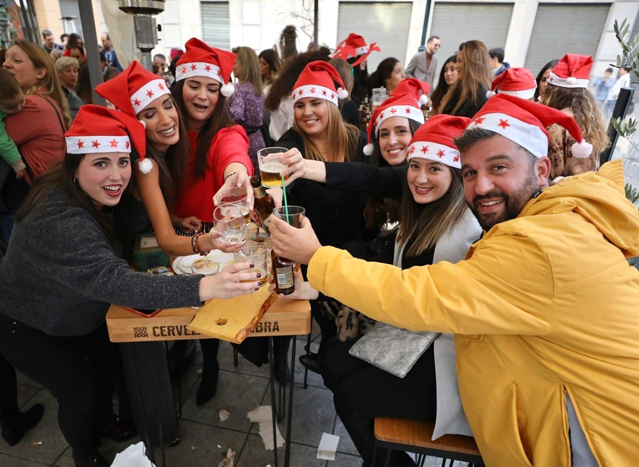 Miles de personas se han reuinido en locales del centro de la ciudad para apurar, entre bebidas, comida y amigos, las últimas horas antes de las clásicas cenas familiares