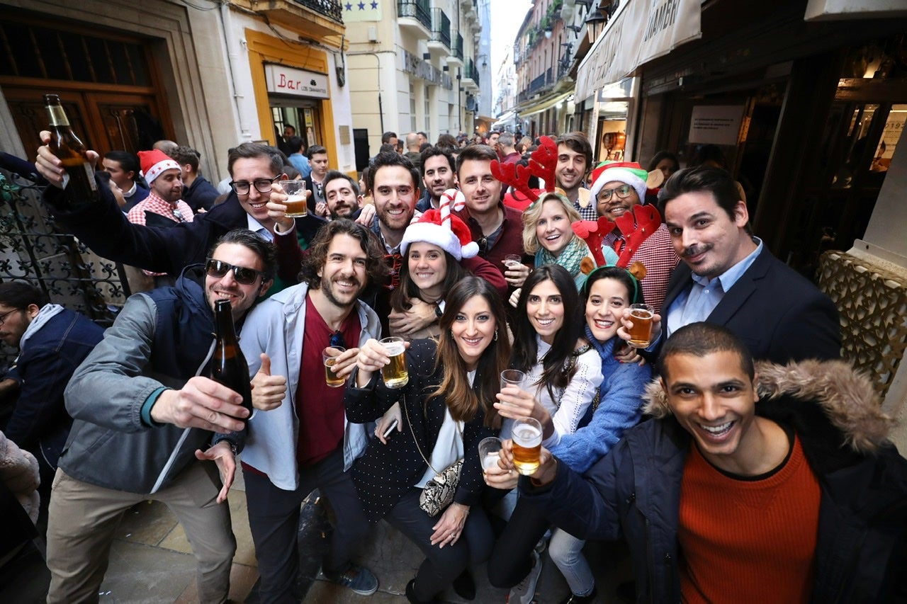 Miles de personas se han reuinido en locales del centro de la ciudad para apurar, entre bebidas, comida y amigos, las últimas horas antes de las clásicas cenas familiares