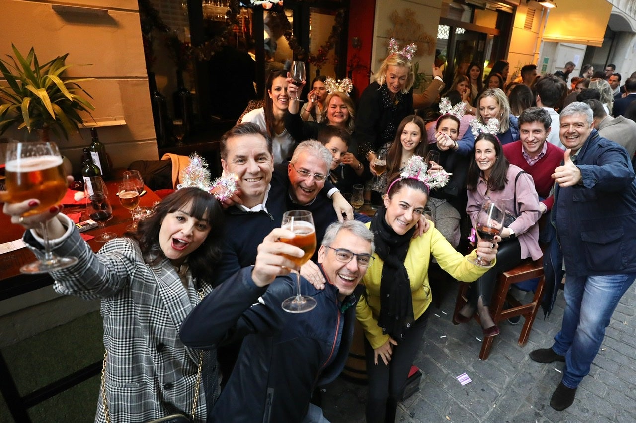 Miles de personas se han reuinido en locales del centro de la ciudad para apurar, entre bebidas, comida y amigos, las últimas horas antes de las clásicas cenas familiares