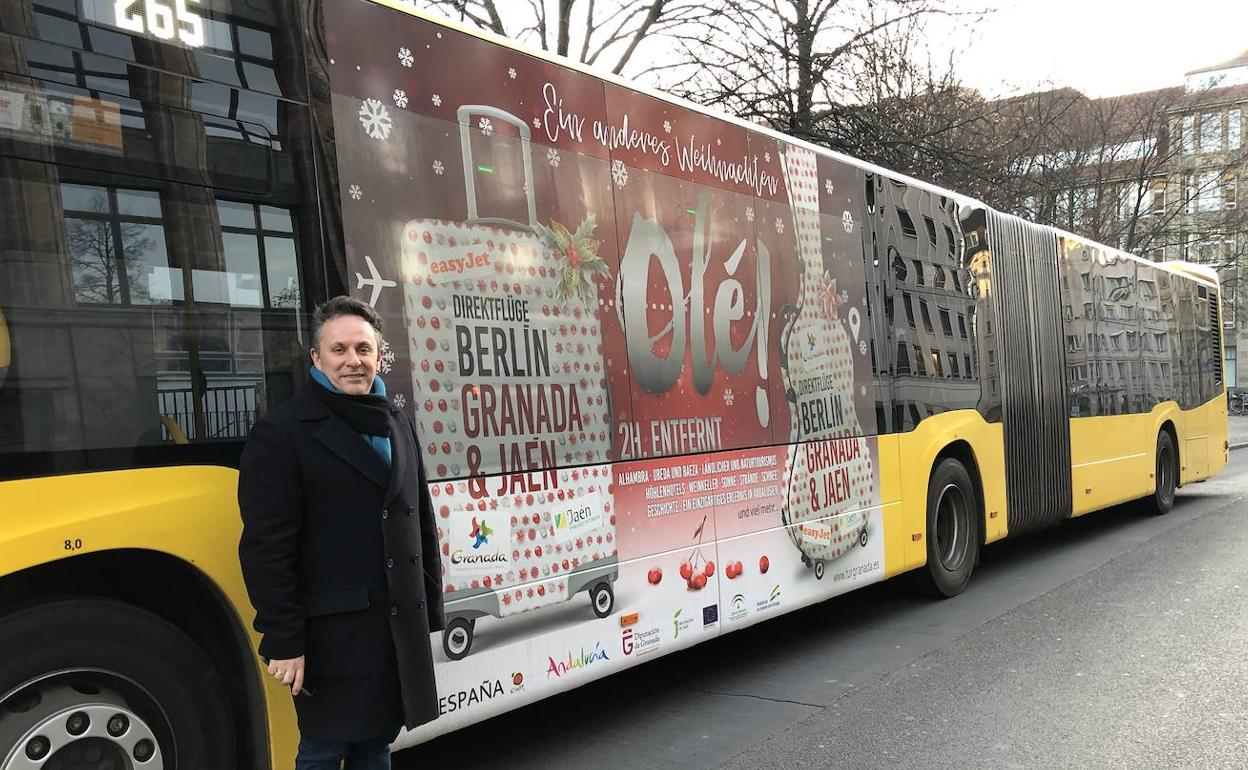 Aeropuerto de Granada | Granada se promociona en Navidad en los autobuses urbanos de Berlín