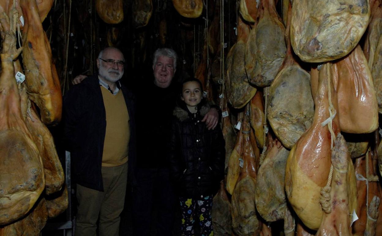 Alpujarra de Granada | Jamones Muñoz introduce también en sus secaderos jamones de la raza porcina 'Chato Murciano'