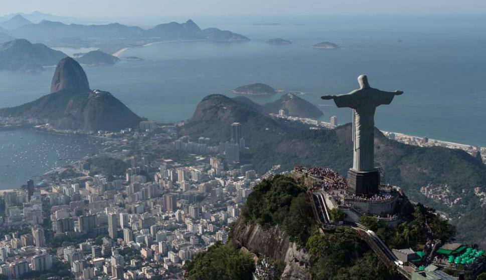 Río de Janeiro (Brasil): la playa de Copacabana es el centro de la celebración de Año Nuevo en Río, donde se organizan todo tipo de conciertos. Además, de camino, se puede disfrutar de un baño en la playa, ya que el 31 de diciembre en Brasil es verano. La tradición para recibir el año incluye vestir con ropa blanca. 