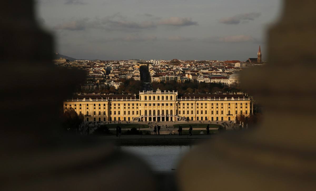 Viena (Austria): el centro histórico se llena de puestecitos para comer y beber. A las 12 de la noche un grupo en directo toca el Danubio Azul en la plaza del Ayuntamiento para que todo el mundo comience a bailar el vals en la calle. Al día siguiente, la tradición es acudir al concierto de Año Nuevo en la Filarmónica de Viena.