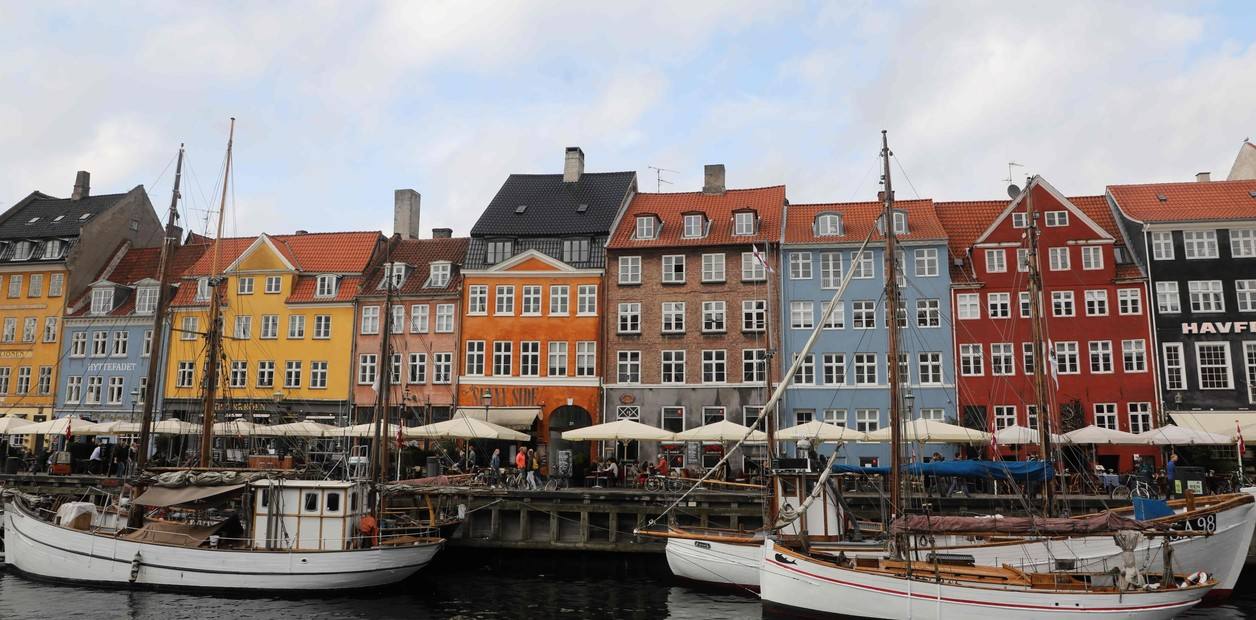 Copenhague (Dinamarca): en Dinamarca es tradición entrar en el año nuevo saltando. Por ello los daneses se suben a las sillas y, cuando suena la primera campanada, saltan para entrar en el año nuevo con buena fortuna. También es signo de buena suerte encontrar en la puerta un montón de platos rotos el Día de Año Nuevo. En la calle se disfruta de fuegos artificiales.