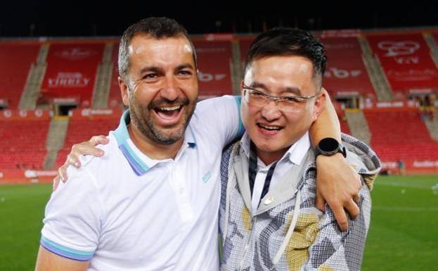 El entrenador rojiblanco Diego Martínez (izquierda) y el presidente John Jiang (derecha) celebraron juntos el ascenso logrado en Mallorca. 