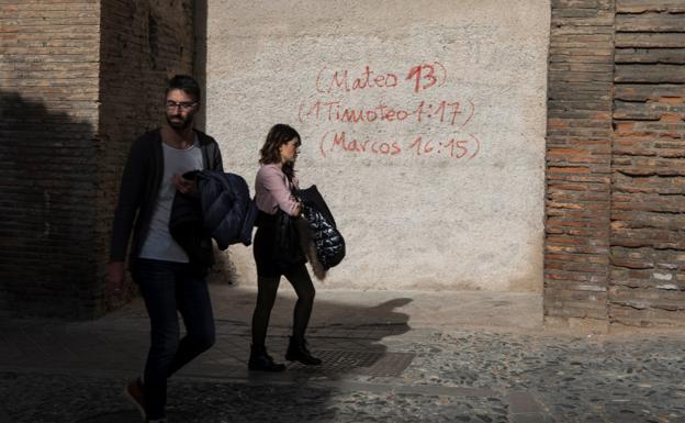 Galería. Así son las pintadas bíblicas que han aparecido en Granada. 