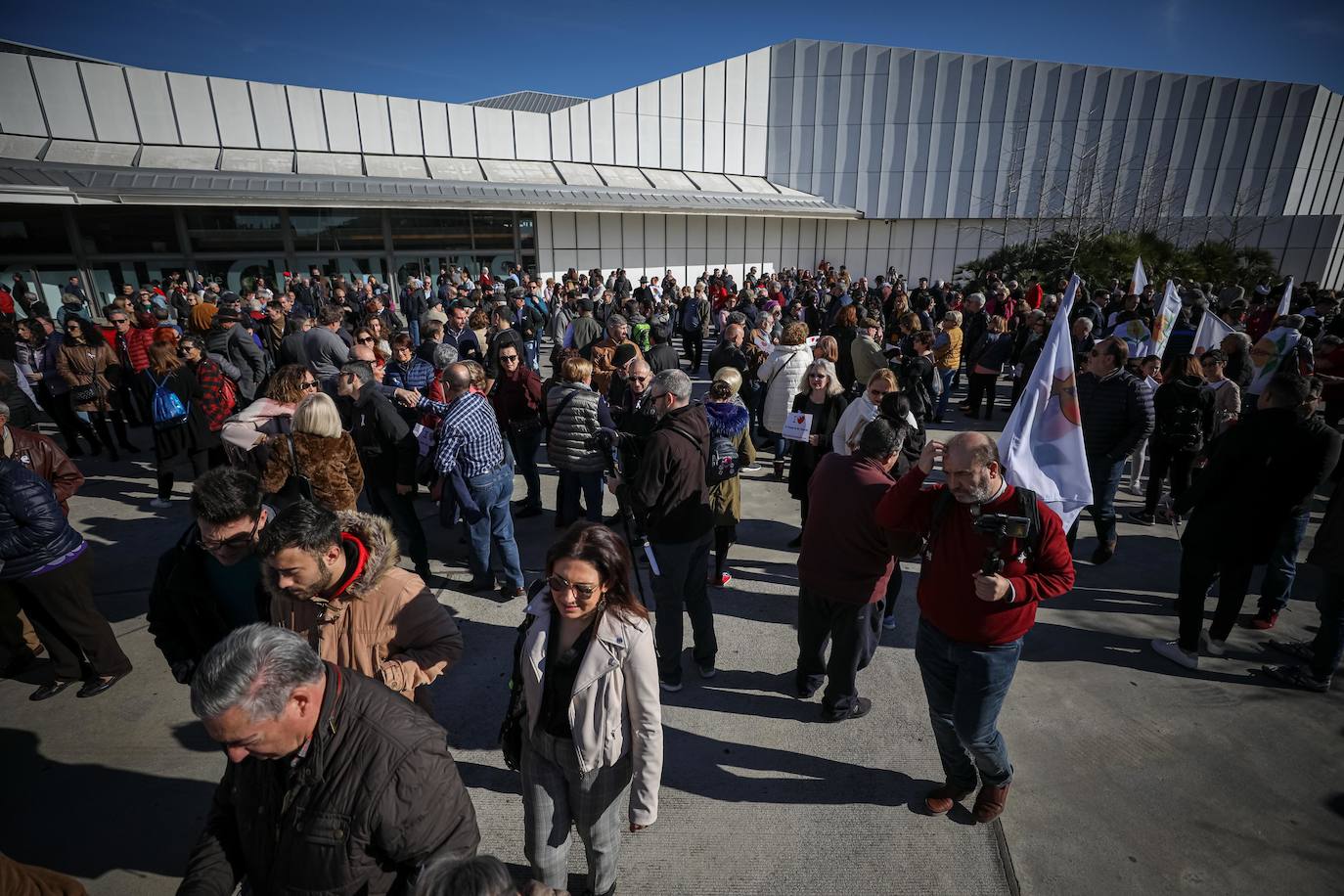 Cientos de granadinos se han reunido para exigir independiencia económica para la instalación científica 