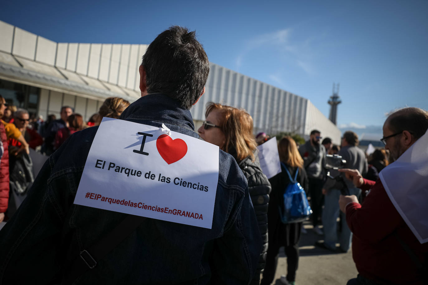 Cientos de granadinos se han reunido para exigir independiencia económica para la instalación científica 