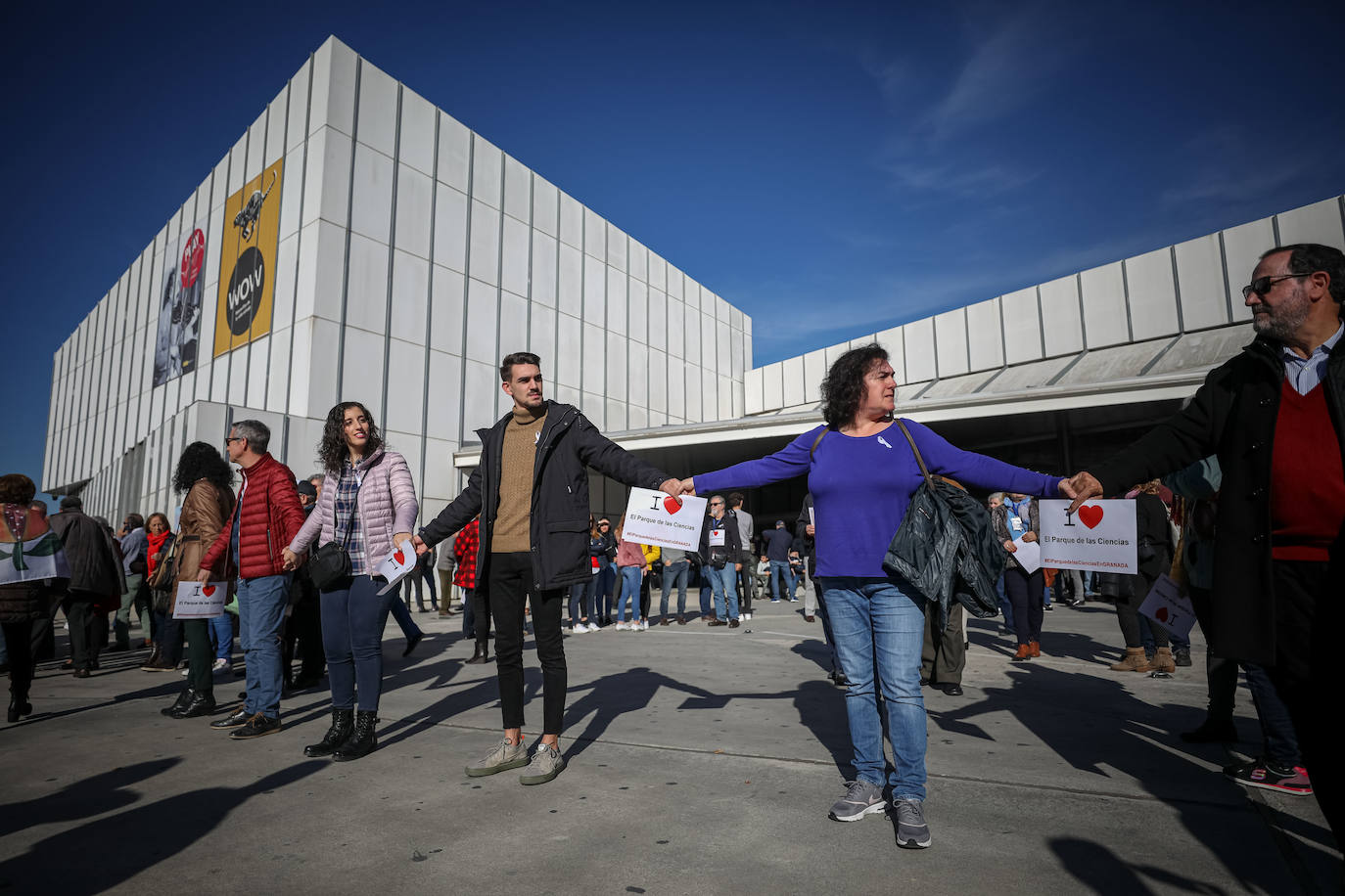 Cientos de granadinos se han reunido para exigir independiencia económica para la instalación científica 