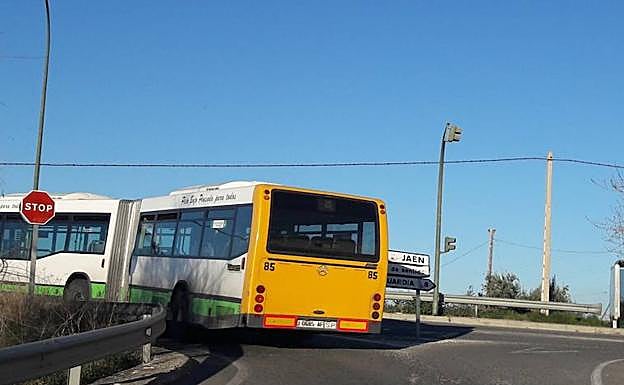 Autobús urbano de la capital, matriculado según figura en la placa hace veinte años. 