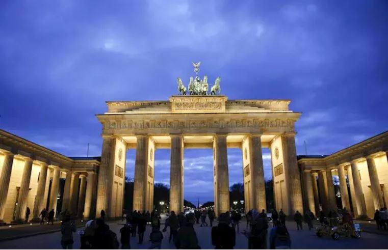 Berlín: las conexiones con Berlín salen los viernes y los lunes, lo que facilita realizar una pequeña escapada de fin de semana. Durante el día de Andalucía se podría salir de Granada a mediodía y regresar el lunes 2 de marzo por la mañana. El precio para viajar en febrero ronda los 234 euros.