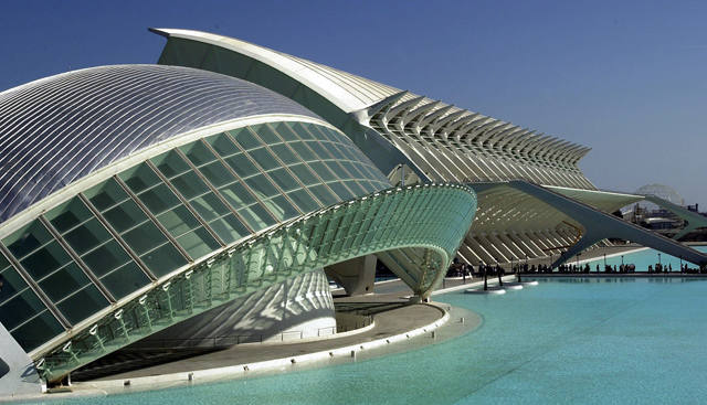 Valencia: la nueva conexión con Valencia se inaugurará poco antes de la Semana Santa, el 29 de marzo. Ya que las conexiones durante abril son los martes, jueves y domingos, se podría salir el jueves 9 de abril y regresar el domingo 12. El precio final de los billetes rondaría los 102 euros.