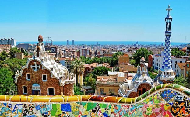 Barcelona: las cuatro conexiones diarias con la ciudad condal facilitan mucho las escapadas de pocos días. Para el puente del Día de Andalucía, por ejemplo, se podría salir el jueves 27 por la tarde o el viernes 28 por la mañana y regresar el domingo 1 de marzo por la tarde. El precio final de los billetes rondaría los 160 euros. 