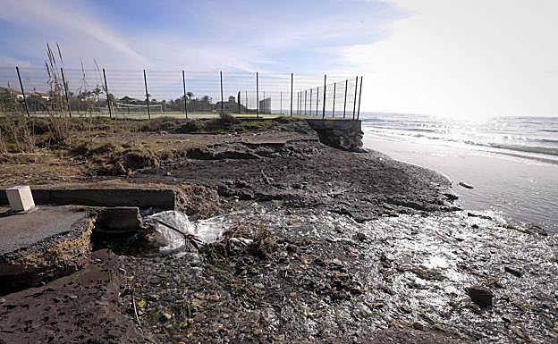 El escalón de Playa Granada reaparece y deja al descubierto las pistas del Hotel Robinson