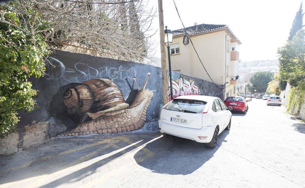 El Niño de las Pinturas ha vuelto a pintar el grafiti, esta vez en la calle Barranco del Abogado.