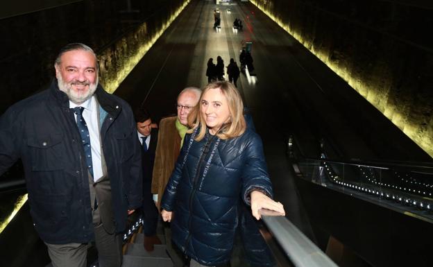 La consejera de Fomento, Marifrán Carazo, junto al delegado de la Junta en Granada, Pablo García, en el metro, ayer.