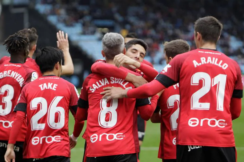 El mallorquinista Salva Sevilla celebra con sus compañeros un gol conseguido en Balaídos ante el Celta de Vigo. 
