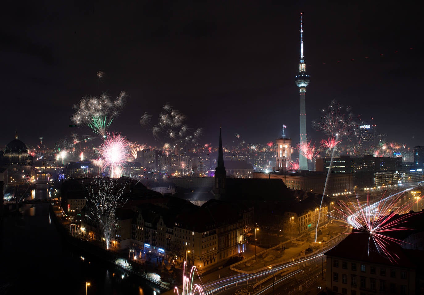 Fuegos artificales en Berlín para celebrar la entrada en el nuevo año.