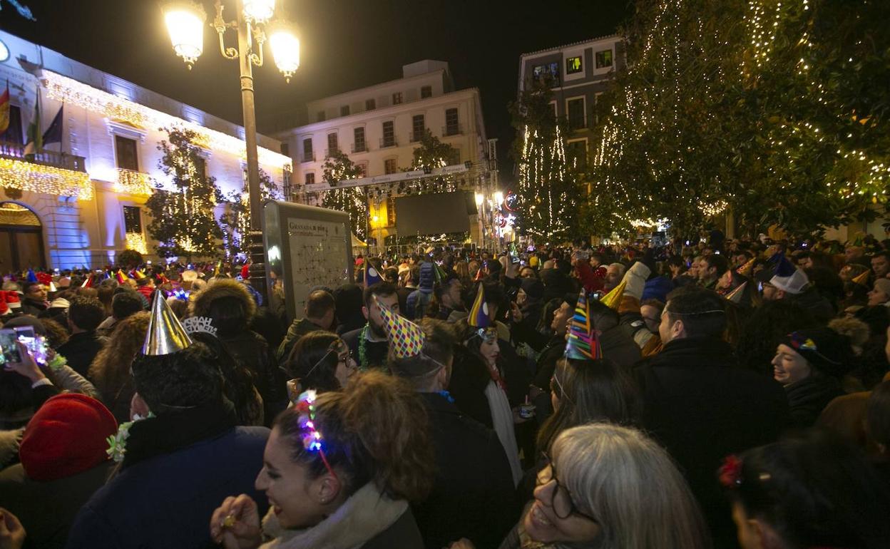 Cientos de personas se dieron cita en la Plaza del Carmen pero la pantalla se quedó en negro