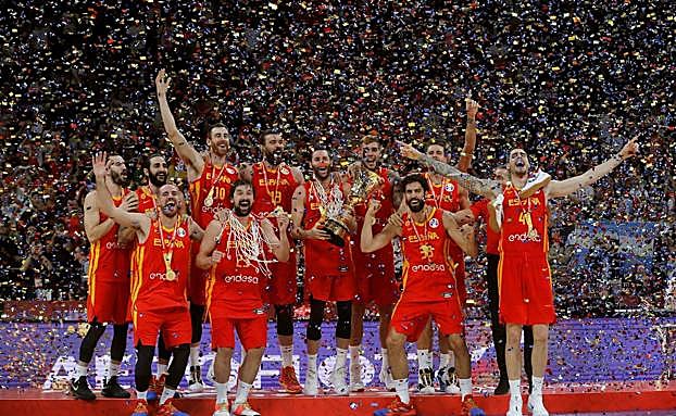 Los jugadores de la selección española, celebrando la victoria en el Mundial de baloncesto. 