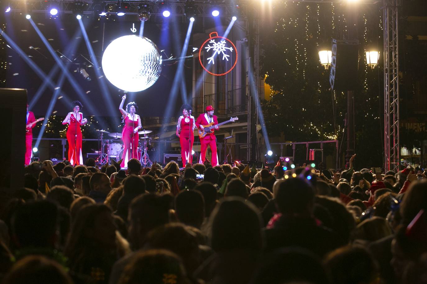 Miles de personas dsifrutaron de la Nochevieja en la capital