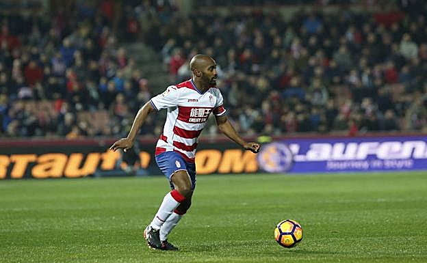Dimitri Foulquier, en un partido contra el Betis en su anterior etapa rojiblanca. 