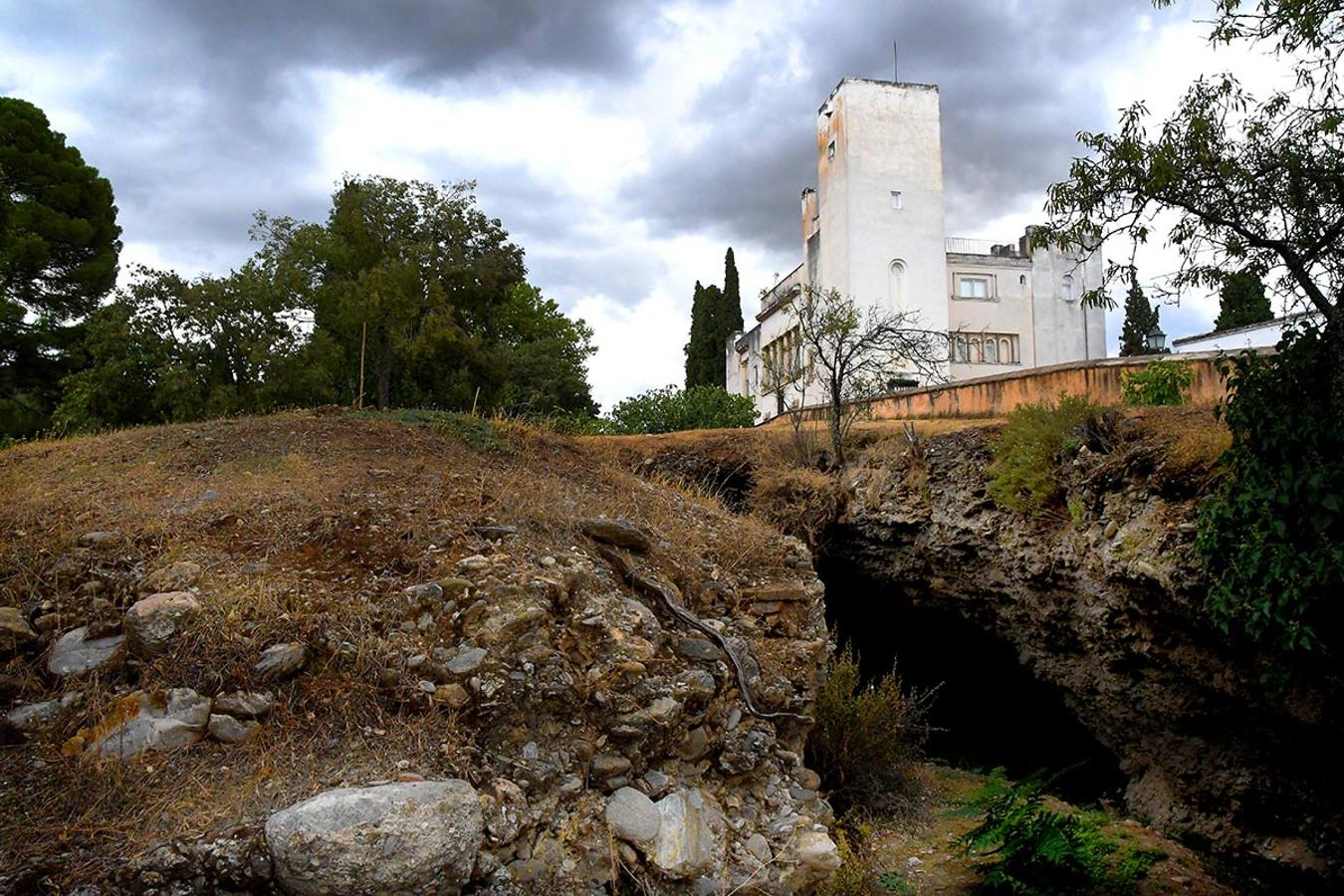 Las grutas, la tierra horadada para albergar mazmorras y tumbas. Al fondo, la Fundación Rodríguez Acosta 