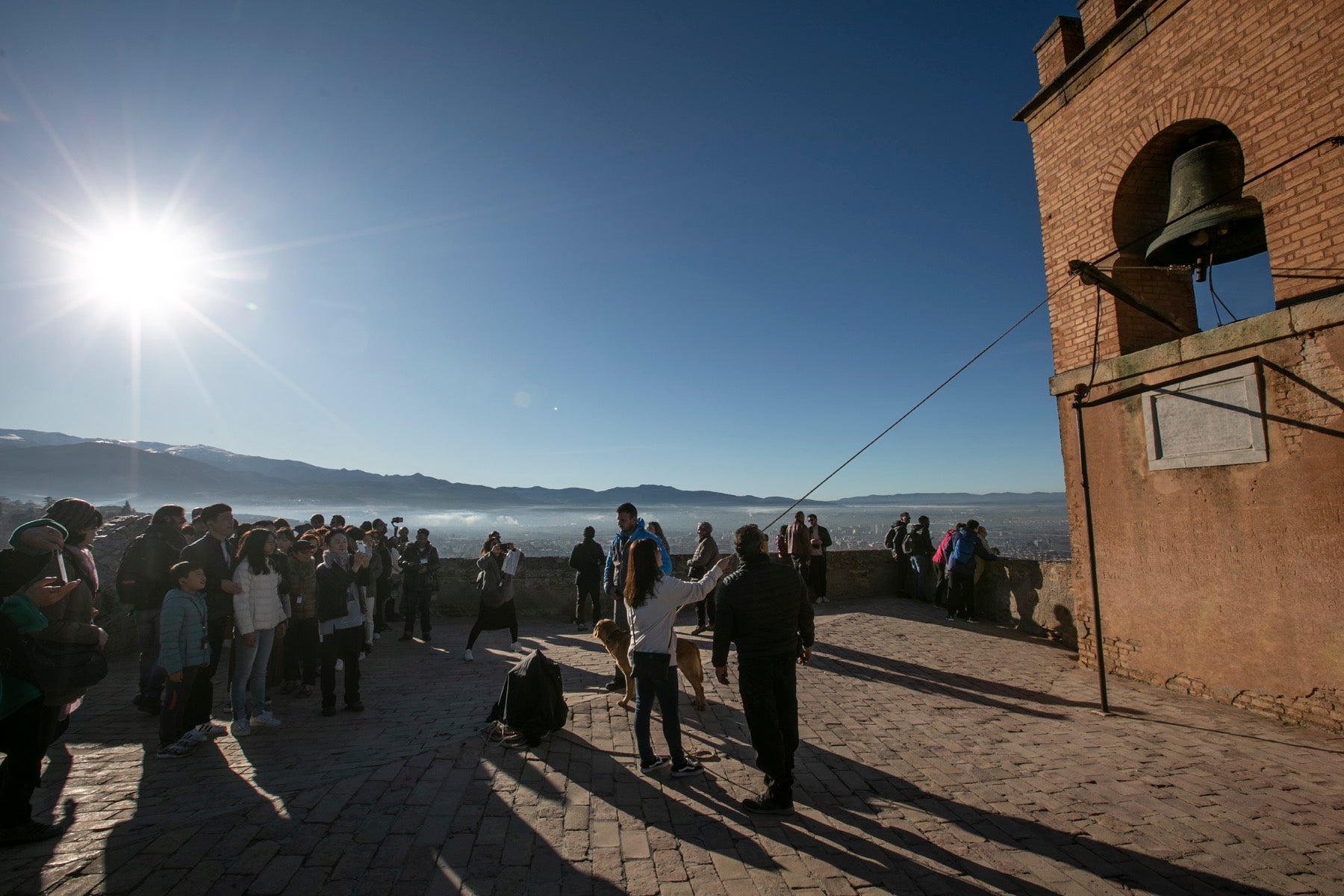 Fotos: Se cumple la tradición de tocar la campana de la Torre de la Vela el 2 de enero